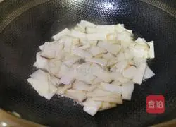 Illustration of how to stir-fry oyster mushrooms with pepper 4