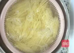 Illustration of how to make fried leeks with shredded potatoes 4