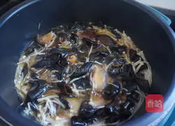  Illustration of how to make stir-fried assorted mushrooms 8