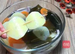 Illustration of how to make cold skewers 19