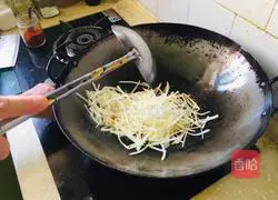 Illustration of how to make spicy and sour potato shreds 4