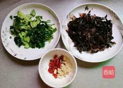 Illustration of how to make cucumber mixed with shredded fungus 2