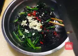 Illustration of how to mix fern root powder with soy sauce 6