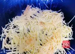 Illustration of how to stir-fry shredded potatoes in tomato sauce 3