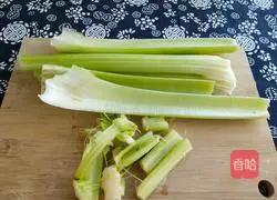 Illustration of how to stir-fry celery and yuba 2
