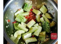 Illustration of how to shoot cucumbers 8