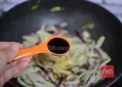 Shredded king oyster mushrooms in oyster sauce Practice illustration 6