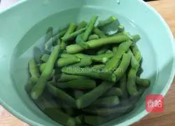 Illustration of how to make garlic green beans 6