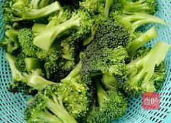 How to stir-fry broccoli with yellow pepper Illustration 7