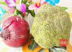 Illustration of how to stir-fry broccoli with onions 1