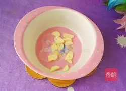 Illustration of how to stir-fry black leaves and whites 3