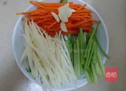 Illustration of how to make stir-fried three shredded silkworms 1