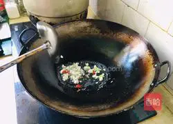 Illustration of how to make stir-fried radish and cherry blossoms 4