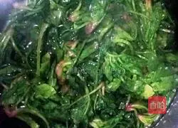 Illustration of how to make spinach mixed with spicy oil 2