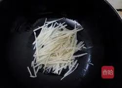 Illustration of how to make stir-fried three shredded silkworms 2