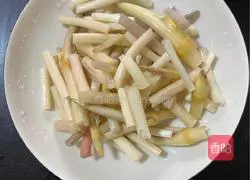 Illustration of how to make stir-fried lotus root 2