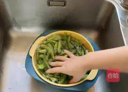 Illustration of how to make spiced edamame 2