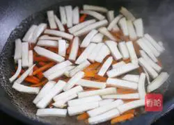 Illustration of how to stir-fry king oyster mushrooms, carrots and celery 4