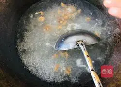 Illustration of how to make sea rice, salted egg and bamboo shoot leaf soup 6