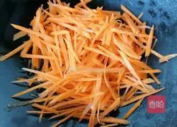 Illustration of how to stir-fry shredded carrots 6