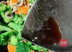 Illustration of how to make stir-fried mushrooms with broccoli 13