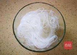 Illustration of how to make spicy enoki mushroom vermicelli 3
