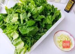 Illustration of how to fry lettuce leaves in olive oil 1