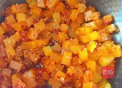 Illustration of how to mix radish cubes and pickles 4