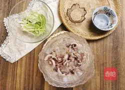 Illustration of how to make shredded green onions mixed with eight claws 9