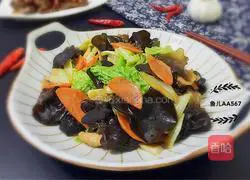Illustration of how to make fried fungus with cabbage 8
