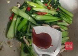 Illustration of how to stir-fry rapeseed with mushrooms 9