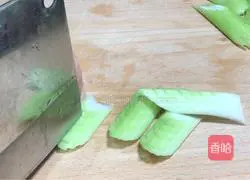 Illustration of how to make celery and peacock bloom 1