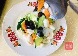 Illustration of how to stir-fry lily with cucumber, fungus and fungus 7