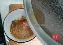 Illustration of how to make spicy lotus root slices 10