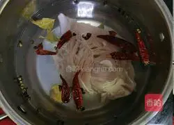 Illustration of how to make cold shredded chicken 1