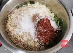 Illustration of how to stir toon with soy sauce 7