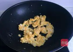 Illustration of how to make scrambled cowpeas and eggs 4