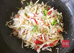 Illustration of how to stir-fry pickled beans with cabbage 9