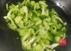 Illustration of how to make garlic broccoli 6