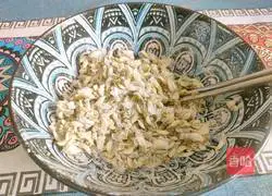 Illustration of how to steam locust flowers 5