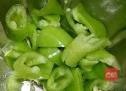 Illustration of how to make hand-shred cabbage 3