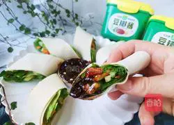 Illustration of how to make plain rolls with three shreds dipped in pickles 16