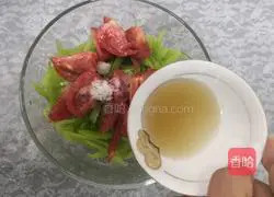 Illustration of how to mix tomatoes with lettuce 7