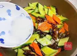 Illustration of how to make fried fungus with cucumber 12