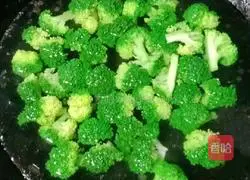 Illustration of how to cook broccoli and carrots 4