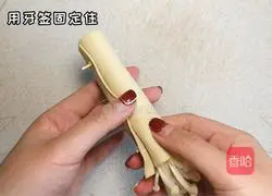 Illustration of making enoki mushroom rolls with bean skin 2