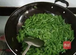 Illustration of how to make green stir-fried pumpkin sticks 4