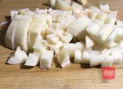 Illustration of how to make fried lotus root with sour bamboo shoots 1