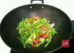 Illustration of how to stir-fry green peppers and dry them 6