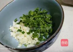 Illustration of how to make cold double silk noodles 2